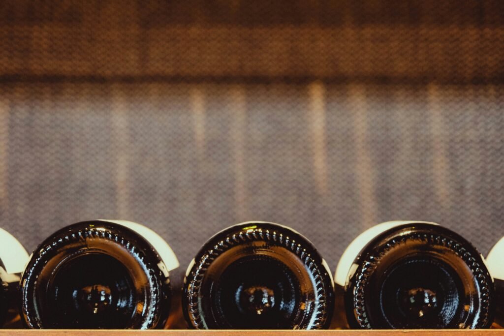 Rangement bouteilles cuisine : 9 solutions pour optimiser votre placard joao vitor marcilio yz5wcmzxxlk unsplash