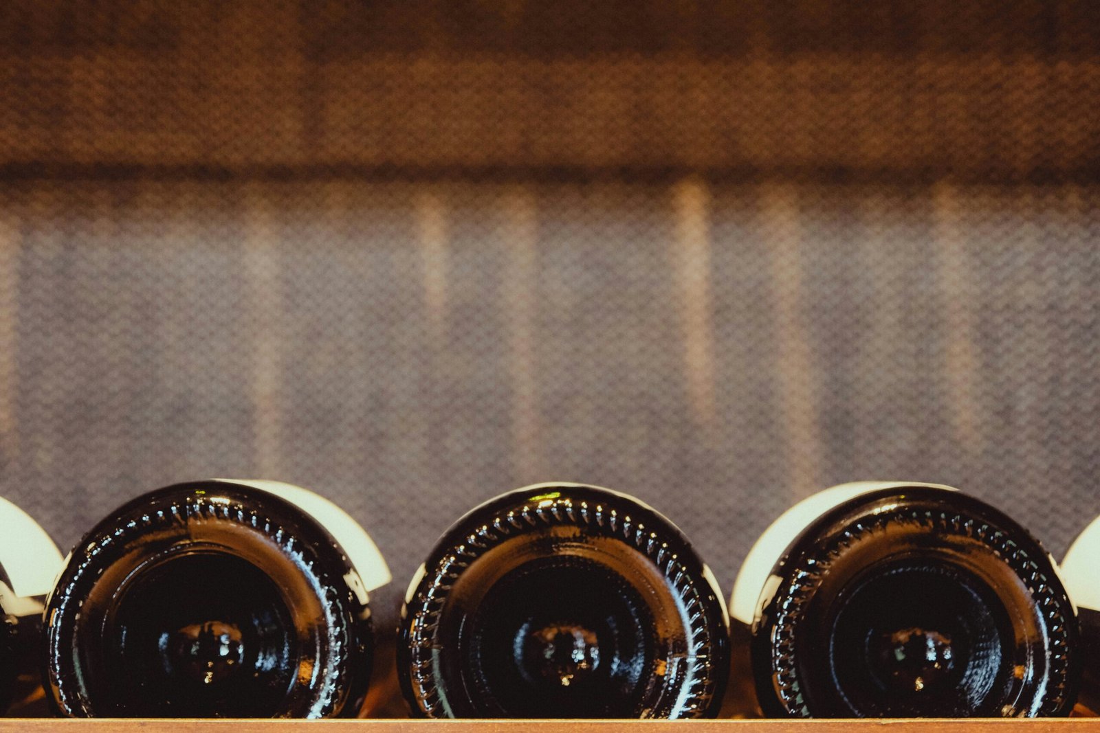 Rangement bouteilles cuisine : 9 solutions pour optimiser votre placard